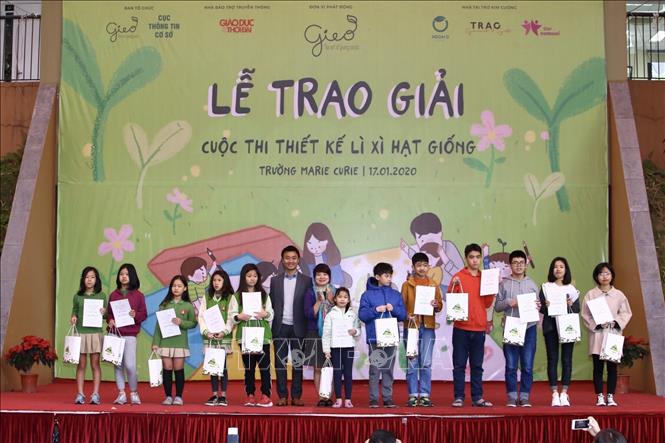 Trong ảnh: Ban tổ chức trao giải Bông hoa hạnh phúc cho những thiết kế Lì xì có lời chúc hay. Ảnh: Minh Quyết - TTXVN