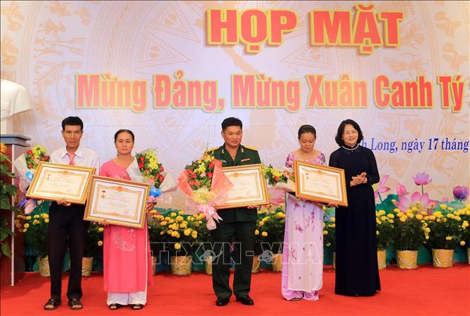 Trong ảnh: Phó Chủ tịch nước Đặng Thị Ngọc Thịnh trao Bằng truy tặng danh hiệu vinh dự Nhà nước “Bà mẹ Việt Nam Anh hùng