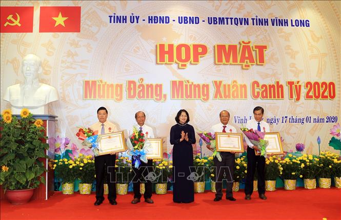 Trong ảnh: Phó Chủ tịch nước Đặng Thị Ngọc Thịnh trao Huân chương Lao động hạng Nhất cho các cá nhân có thành tích xuất sắc. Ảnh: Phạm minh Tuấn-TTXVN.