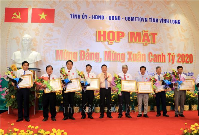 Trong ảnh: Bí thư Tỉnh ủy Vĩnh Long Trần Văn Rón trao Huân chương Lao động hạng Nhì cho các cá nhân có thành tích xuất sắc. Ảnh: Phạm minh Tuấn-TTXVN.