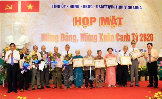 Trong ảnh: Trao Huy hiệu Đảng cho các đảng viên lão thành. Ảnh: Phạm minh Tuấn-TTXVN.