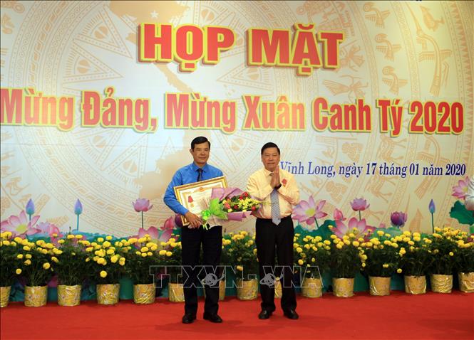 Trong ảnh: Bí thư Tỉnh ủy Vĩnh Long Trần Văn Rón trao Huân chương Lao động hạng Nhì cho Liên đoàn Lao động tỉnh Vĩnh Long. Ảnh: Phạm minh Tuấn-TTXVN.