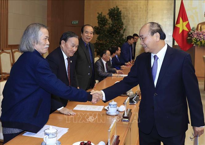 Trong ảnh: Thủ tướng Nguyễn Xuân Phúc với các đại biểu dự buổi gặp mặt. Ảnh: Thống Nhất –TTXVN
