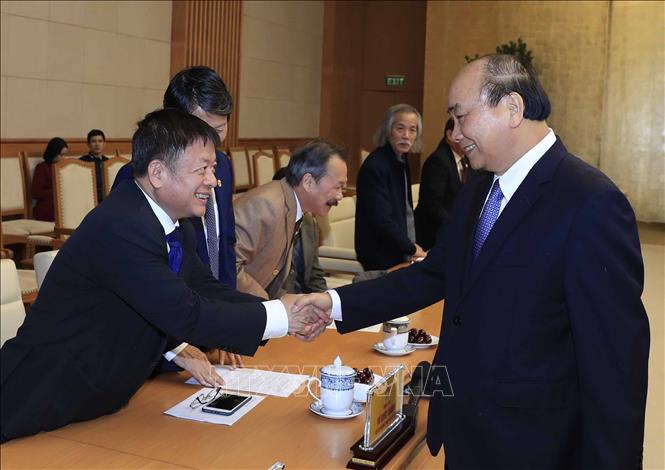 Trong ảnh: Thủ tướng Nguyễn Xuân Phúc với các đại biểu dự buổi gặp mặt. Ảnh: Thống Nhất –TTXVN