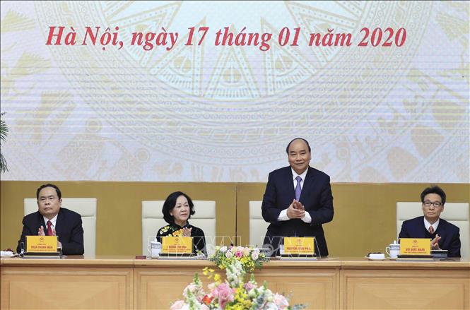 Trong ảnh: Thủ tướng Nguyễn Xuân Phúc hoan nghênh các đại biểu tới dự buổi gặp mặt. Ảnh: Thống Nhất –TTXVN
