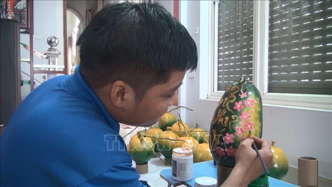 Trong ảnh: Mỗi sản phẩm như là đứa con tinh thần được tạo ra bằng tâm huyết, niềm say mê nghệ thuật. Ảnh: Khiếu Tư - TTXVN
