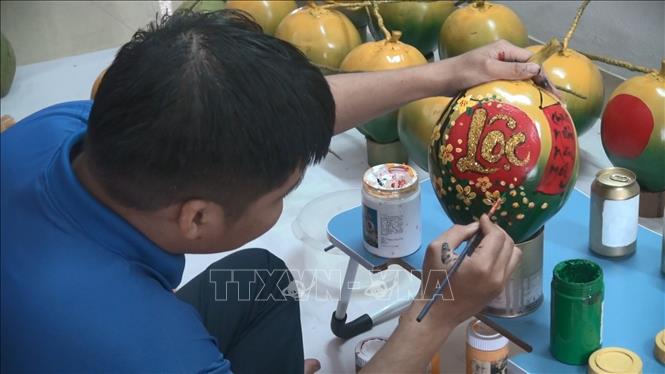 Trong ảnh: Dự kiến Tết Nguyên đán năm nay, Hùng sẽ vẽ khoảng 1.500 quả các loại. Ảnh: Khiếu Tư - TTXVN


