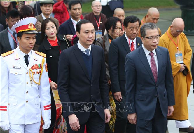 Trong ảnh: Đoàn Kiều bào tiêu biểu dự chương trình ''Xuân quê hương'' đặt vòng hoa tưởng niệm các Anh hùng liệt sĩ. Ảnh: Dương Giang - TTXVN