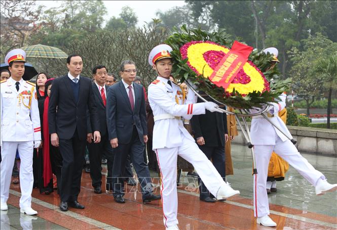 Trong ảnh: Đoàn Kiều bào tiêu biểu dự chương trình ''Xuân quê hương'' đặt vòng hoa tưởng niệm các Anh hùng liệt sĩ. Ảnh: Dương Giang - TTXVN