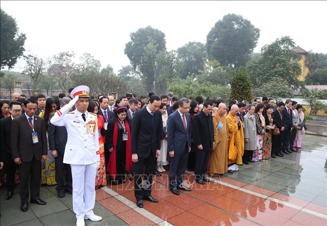 Trong ảnh: Đoàn Kiều bào tiêu biểu dự chương trình ''Xuân quê hương'' đặt vòng hoa tưởng niệm các Anh hùng liệt sĩ. Ảnh: Dương Giang - TTXVN