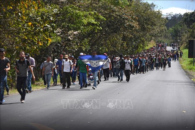 Trong ảnh: Người di cư Honduras sau khi vượt qua biên giới, tới gần Esquipulas, bang Chiquimula, Guatemala trong hành trình tới Mỹ, ngày 16/1/2020. Ảnh: AFP/TTXVN 
