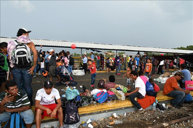 Trong ảnh: Người di cư Honduras chờ vượt qua biên giới ở Ciudad Tecun Uman, Guatemala, tới gần Esquipulas, bang Chiquimula, Guatemala trong hành trình tới Mỹ, ngày 21/10/2018. Ảnh: AFP/TTXVN