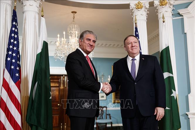 Trong ảnh: Ngoại trưởng Pakistan Shah Mahmood Qureshi (trái) trong cuộc gặp người đồng nhiệm Mỹ Mike Pompeo tại Washington DC., ngày 17/1/2020. Ảnh: THX/TTXVN