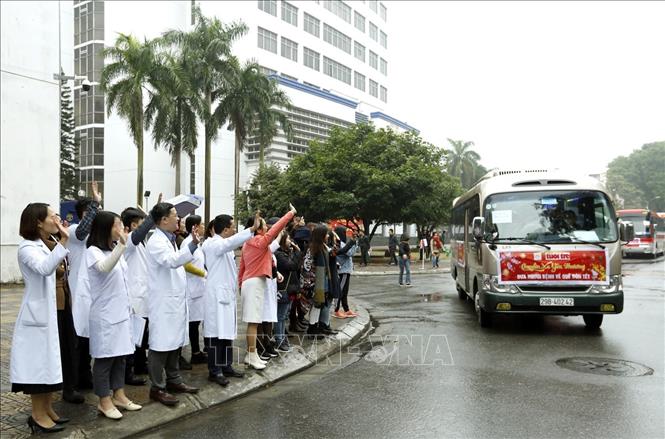Trong ảnh: Các bác sĩ bệnh viện K cùng các nhà tài trợ chia tay bệnh nhân về đón Tết. Ảnh: Dương Ngọc – TTXVN