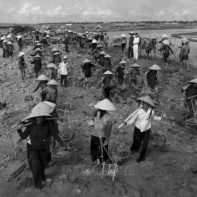 Phong trào thi đua yêu nước phát triển sôi nổi, rông khắp trên phạm vi cả nước. Trong ảnh: Thi đua lao động sản xuất trên công trình Đại thuỷ nông Bắc – Hưng - Hải, một trong những ngọn cờ thi đua trong thời kì xây dựng chủ nghĩa xã hội ở miền Bắc. Ảnh: Hữu Ngôi – TTXVN