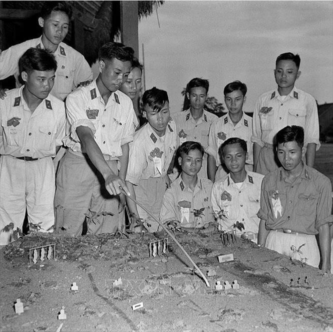 Tháng 6/1960, phong trào “Cờ Ba nhất” được dấy lên từ Đại đội 2, Tiểu đoàn 10, Trung đoàn 68, Sư đoàn 304. Đây là đơn vị “Ba nhất” đầu tiên trong toàn quân. Ngày 18/6/1960, Tổng cục Chính trị đã phát động phong trào thi đua “Ba nhất” trong toàn lực lượng vũ trang. Trong ảnh: Hạ sỹ Phạm Ngọc Cương, lá cờ đầu trong phong trào thi đua chiến sỹ 