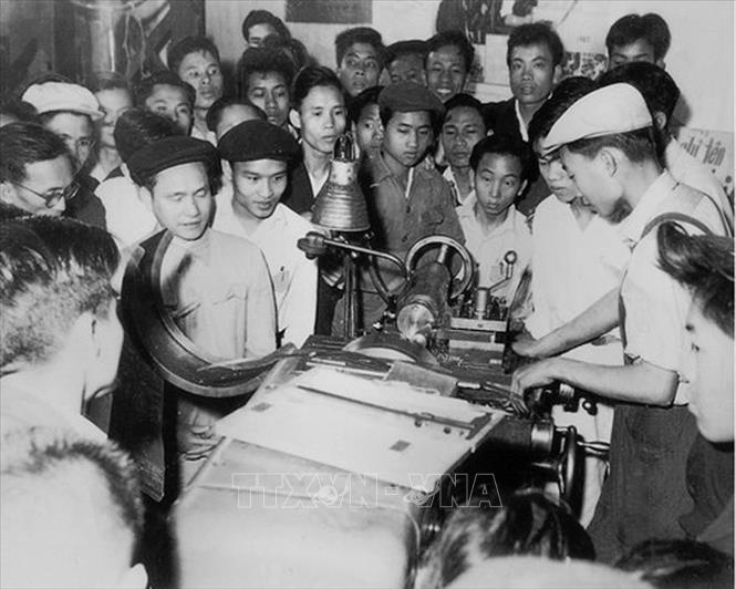 Trong công nghiệp và thủ công nghiệp có phong trào “Sóng Duyên Hải” bắt đầu từ Nhà máy cơ khí Duyên Hải (Hải Phòng) với phong trào “Người người thao diễn, ngành ngành thao diễn, đứng máy nào thao diễn máy ấy, dùng dụng cụ nào thao diễn dụng cụ ấy, sản xuất mặt hàng nào thao diễn mặt hàng ấy”. Trong ảnh: Một buổi thao diễn kỹ thuật của công nhân nhà máy cơ khí Duyên Hải, Hải Phòng - lá cờ đầu của ngành công nghiệp miền Bắc đầu những năm 60, thế kỷ XX. Ảnh: Tư liệu TTXVN
