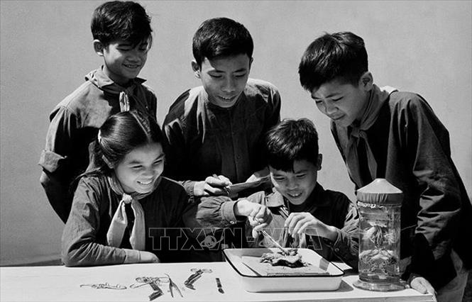 Từ cuối năm 1960, Trường Phổ thông cấp II Bắc Lý (Hà Nam) là lá cờ đầu của ngành Giáo dục trong thực hiện phương châm “Học phải đi đôi với hành, lý luận gắn với thực tiễn, nhà trường gắn liền với xã hội”. Đây là nơi khởi nguồn của phong trào thi đua 