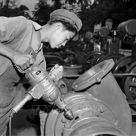 Trong công nghiệp và thủ công nghiệp có phong trào “Sóng Duyên Hải”, bắt đầu từ Nhà máy cơ khí Duyên Hải (Hải Phòng) với phong trào “Người người thao diễn, ngành ngành thao diễn, đứng máy nào thao diễn máy ấy, dùng dụng cụ nào thao diễn dụng cụ ấy, sản xuất mặt hàng nào thao diễn mặt hàng ấy”. Ảnh: Vũ Tín - TTXVN