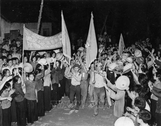 Trong thanh niên, ngày 9/8/1964, Trường Đại học sư phạm Hà Nội phát động phong trào “Ba sẵn sàng” với khẩu hiệu: Sẵn sàng chiến đấu và gia nhập lực lượng vũ trang; Sẵn sàng học tập và lao động xây dựng cuộc sống mới; Sẵn sàng đi tới nơi nào mà Tổ quốc cần đến. Trong ảnh: Tiễn đưa thanh niên 
