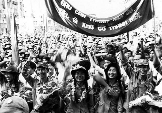 Trong thanh niên, ngày 9/8/1964, Trường Đại học sư phạm Hà Nội phát động phong trào “Ba sẵn sàng” với khẩu hiệu: Sẵn sàng chiến đấu và gia nhập lực lượng vũ trang; Sẵn sàng học tập và lao động xây dựng cuộc sống mới; Sẵn sàng đi tới nơi nào mà Tổ quốc cần đến. Trong ảnh: Thanh niên miền Bắc sôi nổi hưởng ứng phong trào Ba sẵn sàng. Ảnh: Tư liệu/TTXVN phát