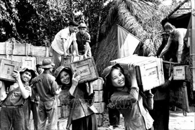 Cùng với phong trào “Ba sẵn sàng” của thanh niên, phong trào “Ba nhất” trong quân đội, “Gió Ðại phong” trong nông nghiệp ở miền Bắc, đầu năm 1965, Ðại hội Ðoàn Thanh niên Nhân dân cách mạng miền Nam đã đề ra phong trào “5 xung phong” chống Mỹ, cứu nước nhằm tập hợp mọi tầng lớp thanh niên ở cả 3 vùng: giải phóng, tạm chiếm và đô thị, để đánh bại 