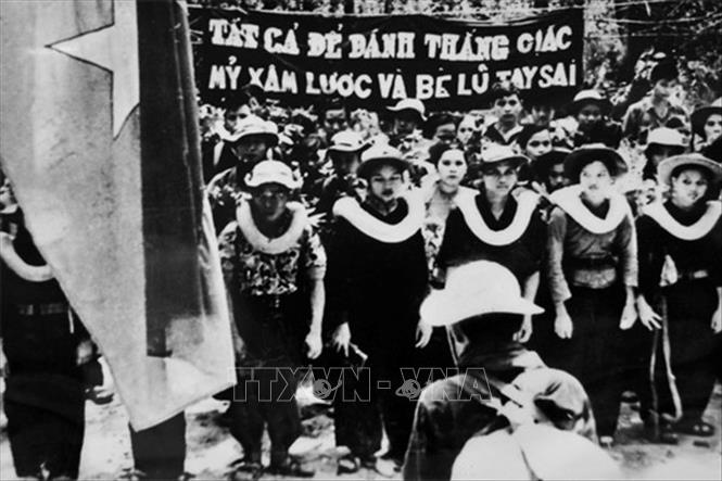 Hưởng ứng phong trào “Năm xung phong” từ năm 1965, đông đảo đoàn viên, thanh niên các tỉnh Nam bộ gia nhập các đội thanh niên xung phong lên đường đánh Mỹ với lời thề “Tất cả để đánh thắng giặc Mỹ và bè lũ tay sai”. Ảnh: Tư liệu/TTXVN phát