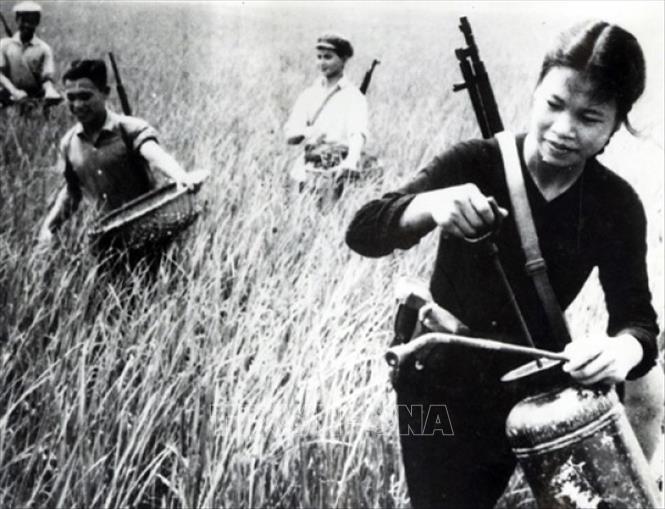 Tháng 11/1965, Tỉnh ủy Quảng Bình phát động phong trào thi đua “Hai giỏi’”(chiến đấu giỏi, sản xuất giỏi) nhằm động viên toàn quân, toàn dân trong tỉnh giương cao ngọn cờ thi đua “Quyết tâm đánh thắng giặc Mỹ xâm lược”. “Hai giỏi” trở thành phong trào quần chúng thi đua lập công trên mặt trận chiến đấu và lao động sản xuất của quân và dân Quảng Bình trong suốt kháng chiến chống Mỹ giai đoạn 1965 - 1975. Ảnh: Tư liệu/TTXVN phát