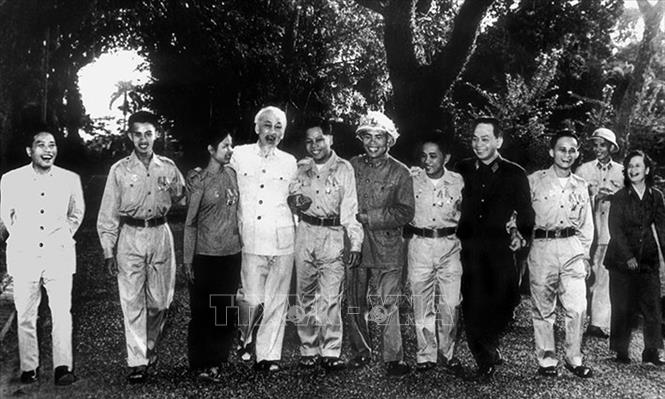 Trong ảnh: Chủ tịch Hồ Chí Minh, Đại tướng Võ Nguyên Giáp cùng Đoàn đại biểu Anh hùng lực lượng vũ trang nhân dân giải phóng miền Nam trong vườn xoài ở Phủ Chủ tịch (15/11/1965). Ảnh: Tư liệu/TTXVN 