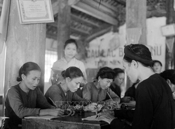 Tháng 3/1965, Trung ương Hội Liên hiệp phụ nữ Việt Nam phát động phong trào “Ba đảm đang”, “Xây dựng gia đình vẻ vang”, “Hội mẹ chiến sĩ”,… Trong ảnh: Hợp tác xã Kiều Mai, xã Phú Diễn, huyện Từ Liêm (Hà Nội) mở lớp học văn hóa để nâng cao trình độ văn hóa cho phụ nữ (1967). Ảnh: Thế Trung - TTXVN