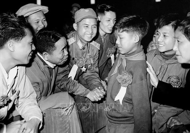 Trong ảnh: Em Hoa Xuân Tứ, học sinh lớp 6 (Nghệ An), cụt cả hai tay vẫn nỗ lực học tập trở thành “Cháu ngoan Bác Hồ” và kiện tướng về thể dục tại Đại hội anh hùng, chiến sỹ thi đua toàn quốc lần thứ IV (tháng 1/1967). Ảnh: Tư liệu TTXVN