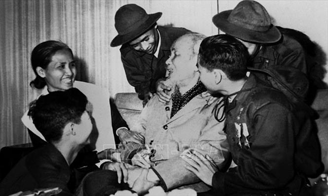 Trong ảnh: Chủ tịch Hồ Chí Minh với các Anh hùng, Dũng sĩ diệt Mỹ trong đoàn đại biểu Mặt trận Dân tộc Giải phóng miền Nam Việt Nam tại Phủ Chủ tịch, ngày 28/2/1969. Ảnh: Quang Minh – TTXVN