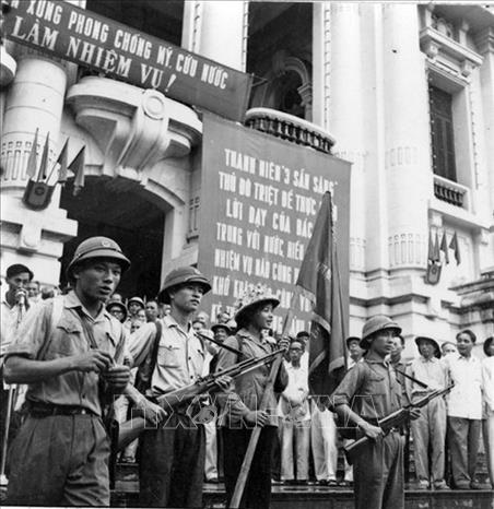 Trong thanh niên, ngày 9/8/1964, Trường Đại học sư phạm Hà Nội phát động phong trào “Ba sẵn sàng” với khẩu hiệu: Sẵn sàng chiến đấu và gia nhập lực lượng vũ trang; Sẵn sàng học tập và lao động xây dựng cuộc sống mới; Sẵn sàng đi tới nơi nào mà Tổ quốc cần đến. Trong ảnh: Lễ xuất phát của đoàn thanh niên xung phong Hà Nội lên đường chống Mỹ, cứu nước, tổ chức ở Nhà hát Lớn Hà Nội, ngày 11/7/1969. Ảnh: Tư liệu/TTXVN