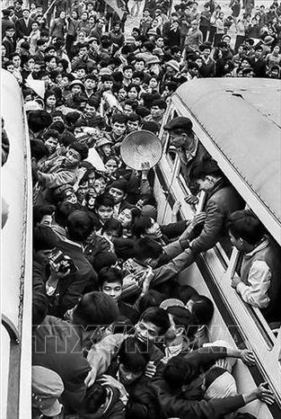 Trong thanh niên, ngày 9/8/1964, Trường Đại học sư phạm Hà Nội phát động phong trào “Ba sẵn sàng” với khẩu hiệu: Sẵn sàng chiến đấu và gia nhập lực lượng vũ trang; Sẵn sàng học tập và lao động xây dựng cuộc sống mới; Sẵn sàng đi tới nơi nào mà Tổ quốc cần đến. Trong ảnh: Sinh viên Đại học Tổng hợp Hà Nội nô nức xung phong lên đường nhập ngũ, năm 1971. Ảnh: Tư liệu/TTXVN phát