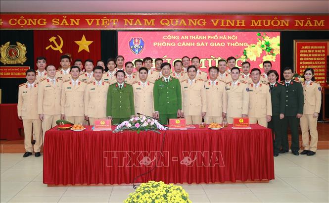 Trong ảnh: Thiếu tướng Nguyễn Duy Ngọc, Thứ trưởng Bộ Công an tặng quà Tết cho Cảnh sát giao thông Công an TP Hà Nội. Ảnh: Doãn Tấn - TTXVN