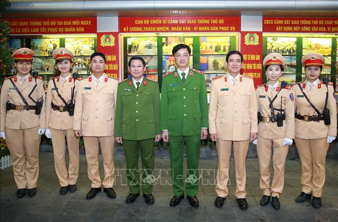 Trong ảnh: Thiếu tướng Nguyễn Duy Ngọc, Thứ trưởng Bộ Công an tặng quà Tết cho Cảnh sát giao thông Công an TP Hà Nội. Ảnh: Doãn Tấn - TTXVN