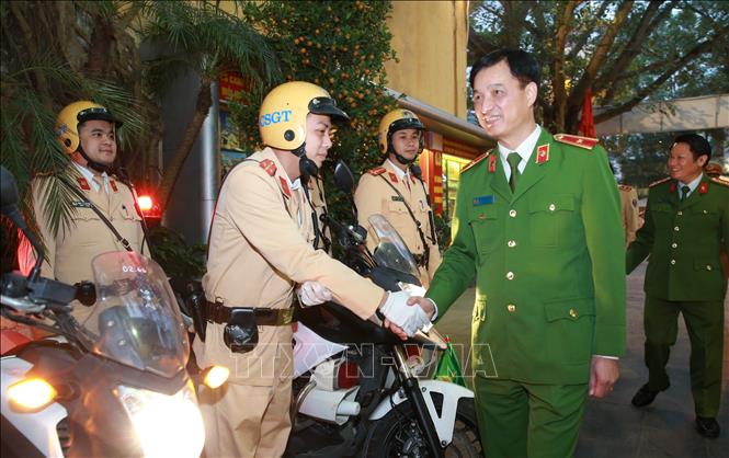 Trong ảnh: Thiếu tướng Nguyễn Duy Ngọc, Thứ trưởng Bộ Công an tặng quà Tết cho Cảnh sát giao thông Công an TP Hà Nội. Ảnh: Doãn Tấn - TTXVN