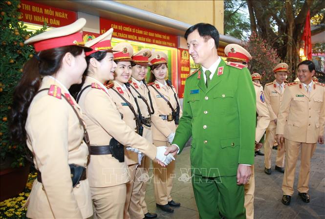 Trong ảnh: Thiếu tướng Nguyễn Duy Ngọc, Thứ trưởng Bộ Công an tặng quà Tết cho Cảnh sát giao thông Công an TP Hà Nội. Ảnh: Doãn Tấn - TTXVN