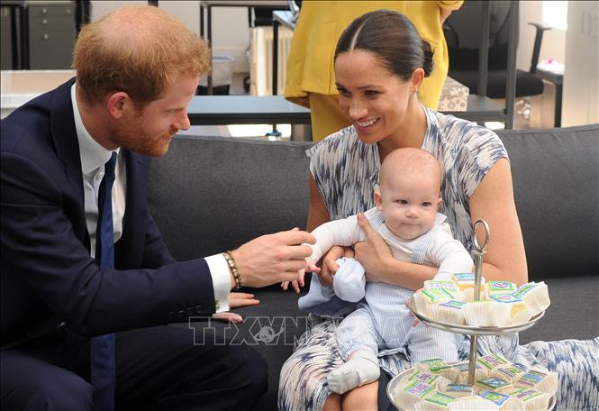 Trong ảnh (tư liệu): Hoàng tử Anh Harry (trái) và Công nương Meghan Markle (phải) cùng con trai trong chuyến thăm Cape Town, Nam Phi ngày 25/9/2019. Ảnh: AFP/TTXVN