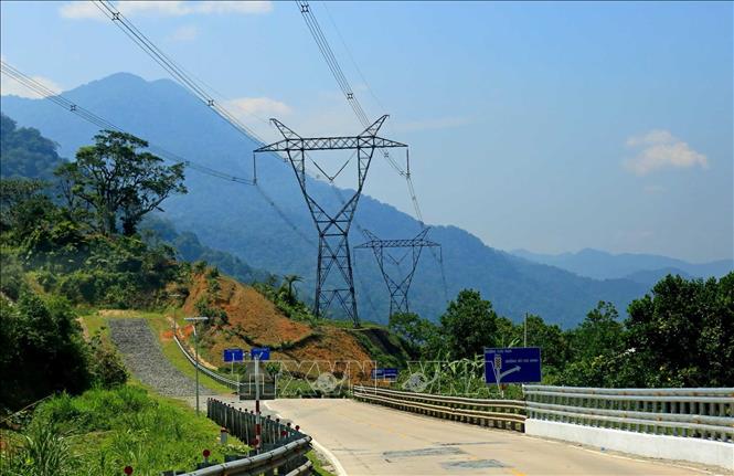 Trong ảnh: Đường dây 500kV đi qua địa bàn tỉnh Quảng Nam. Ảnh: Ngọc Hà - TTXVN