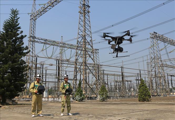 Trong ảnh: Công nhân Công ty Truyền tải Điện 2 sử dụng thiết bị bay (UAV) kiểm tra định kỳ thiết bị đường dây và trạm biến áp 500kV. Ảnh: Ngọc Hà - TTXVN