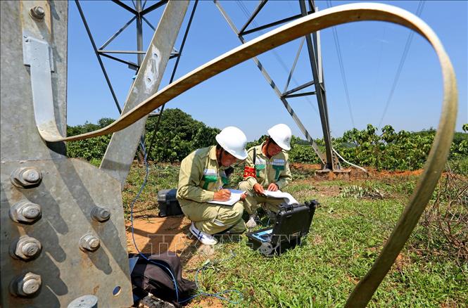 Trong ảnh: Công nhân Công ty Truyền tải Điện 2 kiểm tra kỹ thuật đường dây 500kV mạch 1 trên địa bàn tỉnh Kon Tum. Ảnh: Ngọc Hà - TTXVN