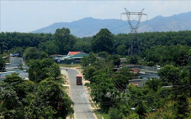 Trong ảnh: Đường dây 500kV đi qua địa bàn tỉnh Kon Tum. Ảnh: Ngọc Hà - TTXVN