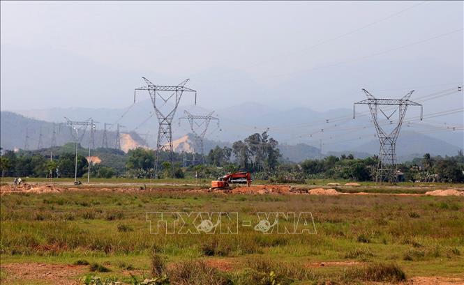 Trong ảnh: Đường dây 500kV đi qua địa bàn tỉnh Quảng Nam. Ảnh: Ngọc Hà - TTXVN