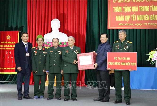 Bộ trưởng Bộ Tài chính  Đinh Tiến Dũng tặng quà Tết tại Trung tâm điều dưỡng thương binh Nho Quan. Ảnh: Đức Phương - TTXVN