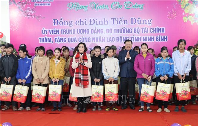 Bộ trưởng Bộ Tài chính Đinh Tiến Dũng tặng quà cho công nhân có hoàn cảnh khó khăn tỉnh Ninh Bình. Ảnh: Đức Phương - TTXVN