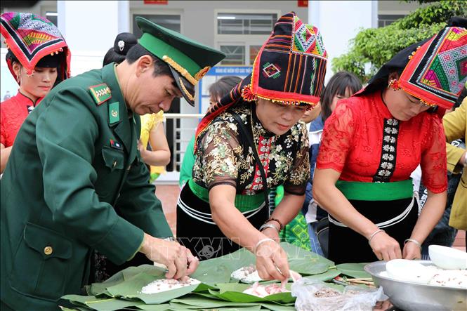 Cán bộ, chiến sỹ và nhân dân các dân tộc trên địa bàn xã Mường Sai cùng tham gia thi gói bánh chưng. Ảnh: Diệp Anh - TTXVN