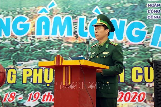 Đại tá Vũ Đức Tú, Phó Chính ủy Bộ Chỉ huy Bộ đội Biên phòng tỉnh Sơn La phát biểu khai mạc chương trình. Ảnh: Diệp Anh - TTXVN