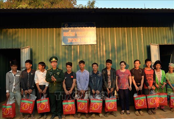 Ban tổ chức đi thăm, chúc Tết tại xã Nong Phạ, Tin Tốc, Co Đứa, Lọng Lót – những bản xa của xã Mường Sai do điều kiện khó có thể đến tham gia với chương trình. Ảnh: Diệp Anh - TTXVN
