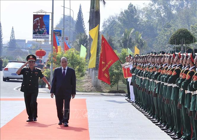 Photo: Prime Minister Nguyen Xuan Phuc visits the Army Officer Training College 2. VNA Photo: Thống Nhất